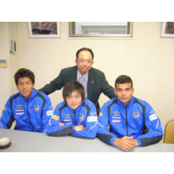去年に引き続き、今年も浪速少年院にガンバ大阪の選手を連れて、サッカー教室に行ってきました